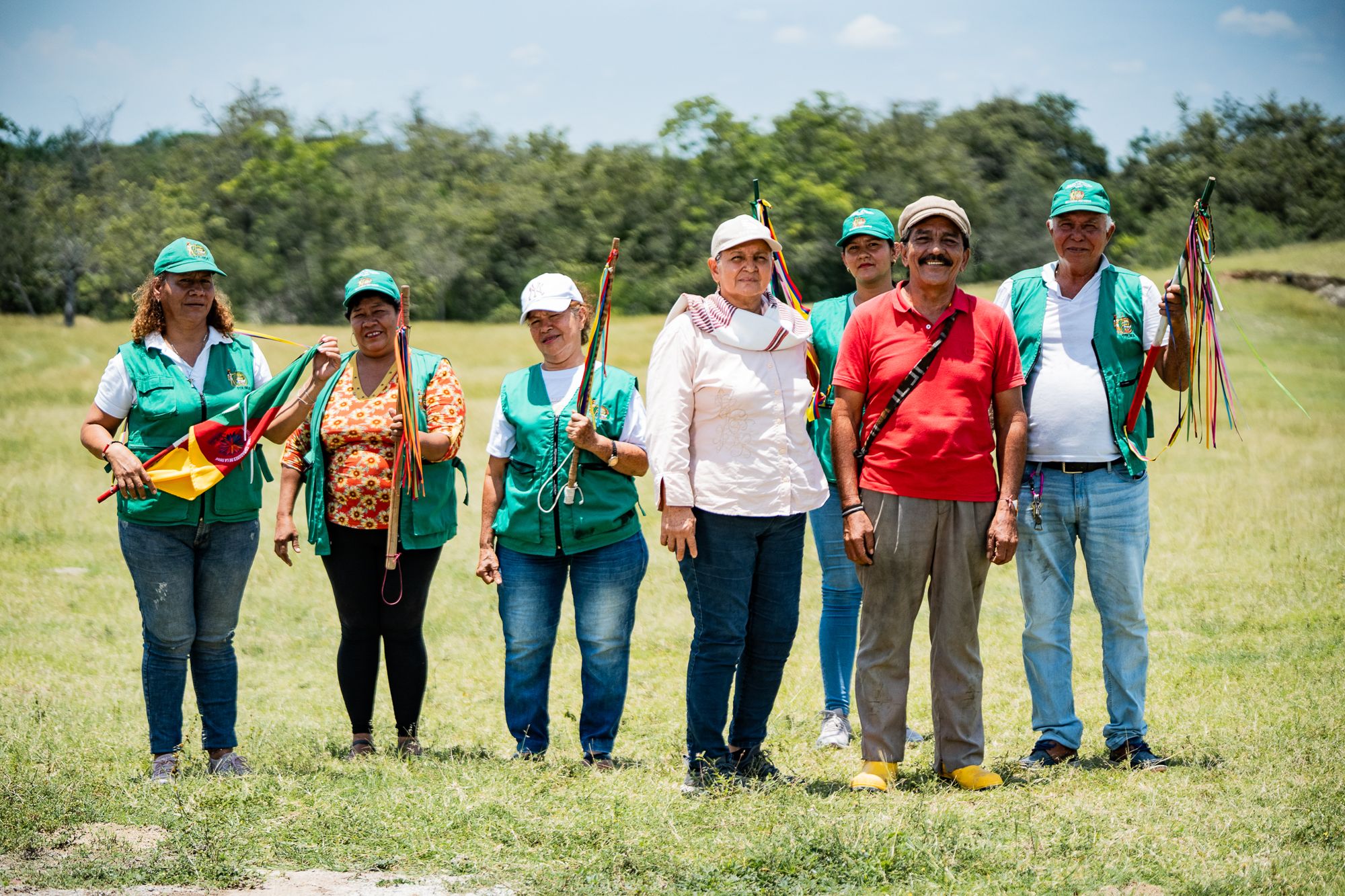 Líderes comunitarios reunidos en el campo