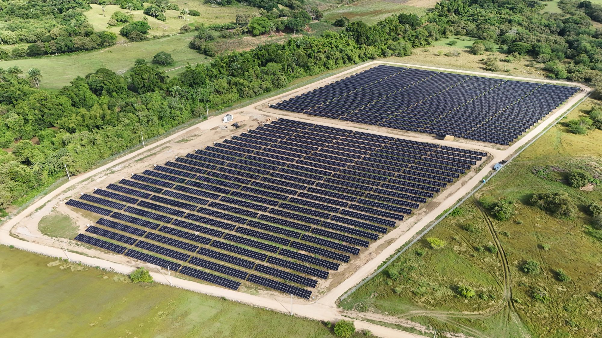 Vista aérea de un parque solar de Erco